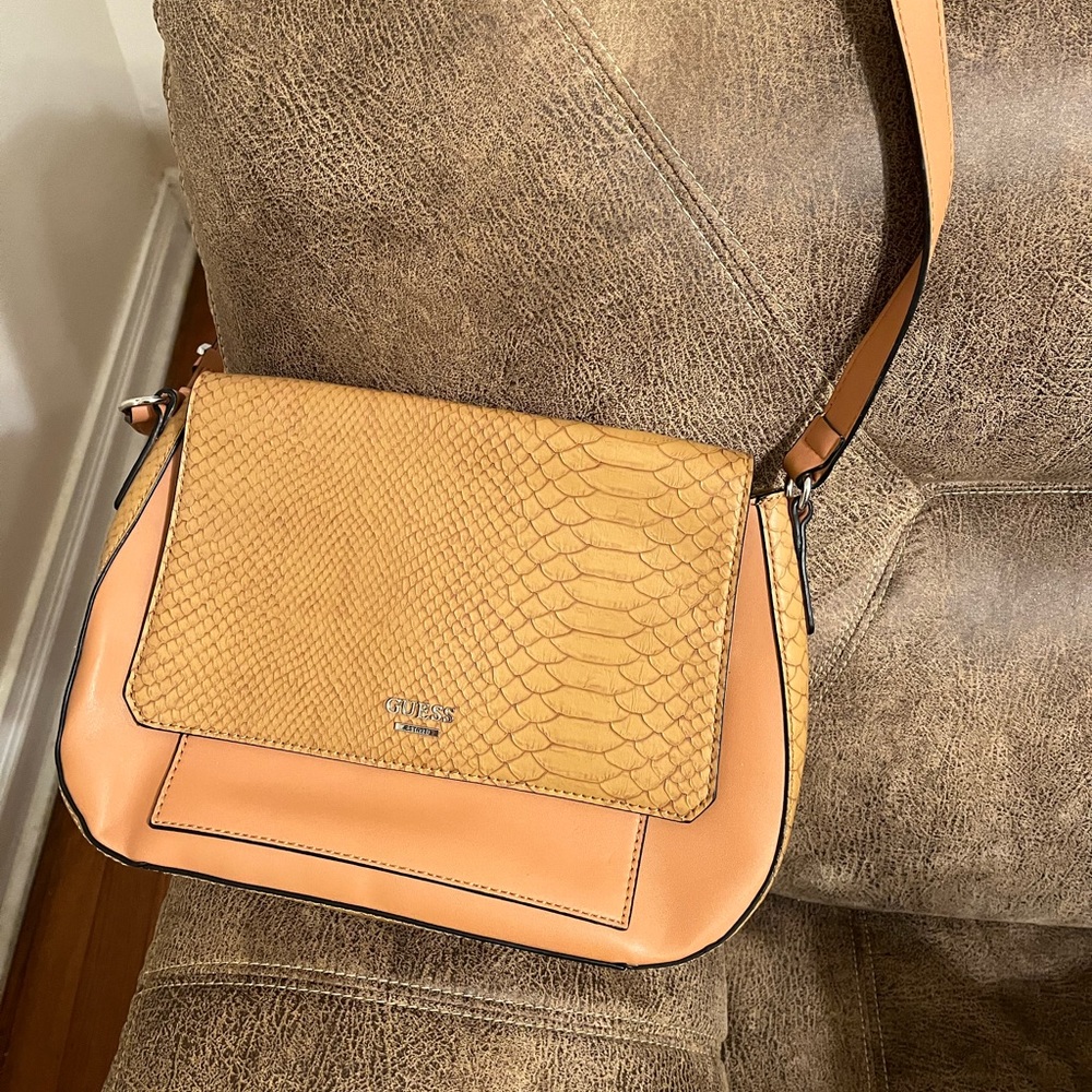 Couch nwot dark tan, over the shoulder hand bag.the flap snaps.
